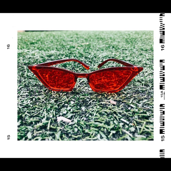 SOLD 🕶🍒 RETRO CAT-EYE SUNGLASSES!
- Picture 2 of 3